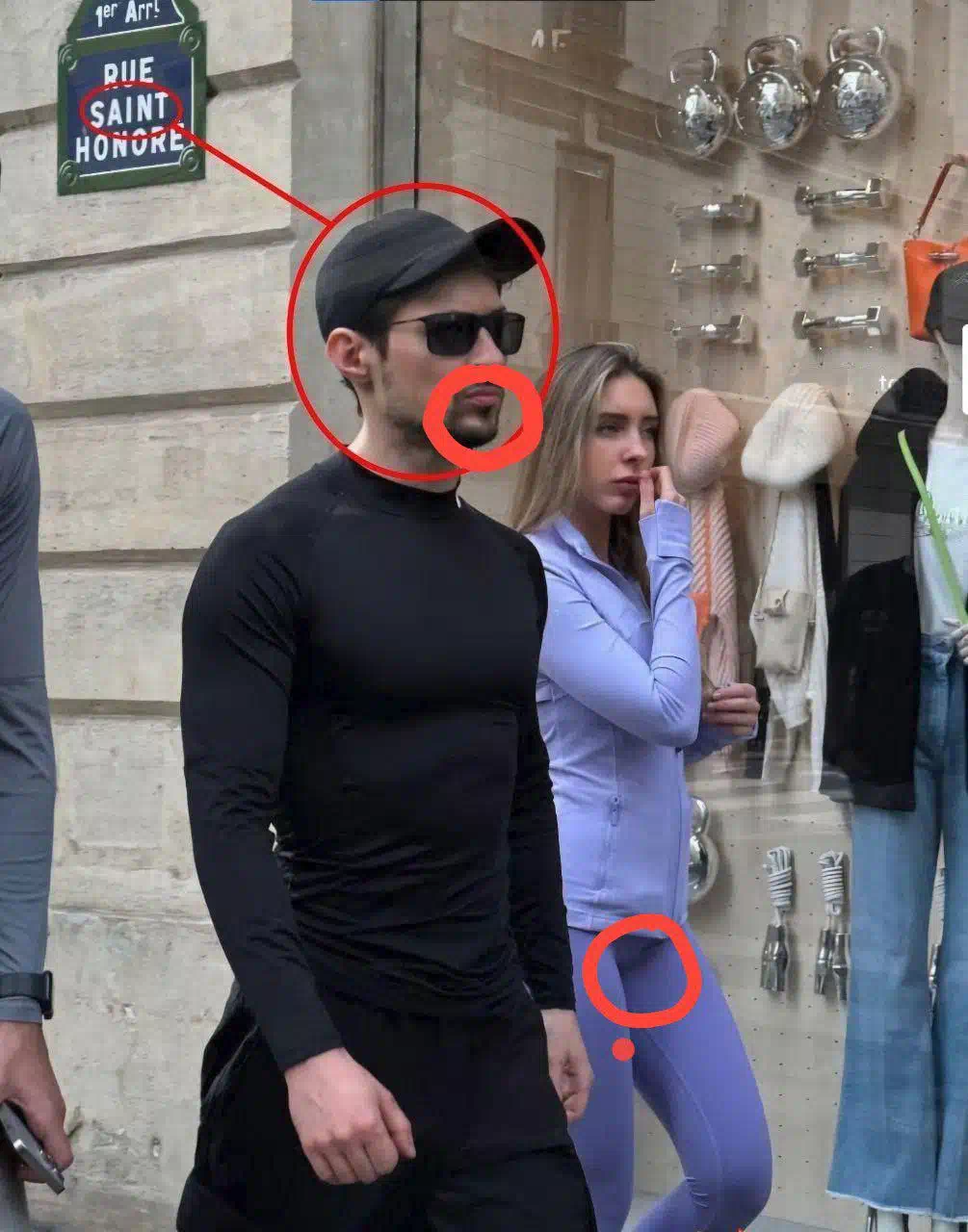 Влюбленные в поле. Мужчина и женщина ранней весной. Гулять по парку. Он гуляет со мной. Он гуляет со мной.