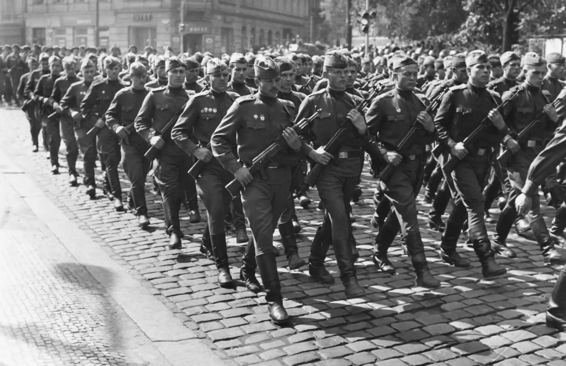 Шагают по площади. Марширующие солдаты СССР. Советские солдаты ВОВ маршируют. ВОВ 1941 Строй солдат СССР. Солдаты на параде.