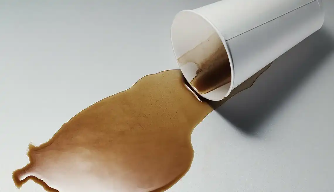 Разлить. Пролитый кофе. Разлитая жидкость. Разлитый чай. Разлитое какао.