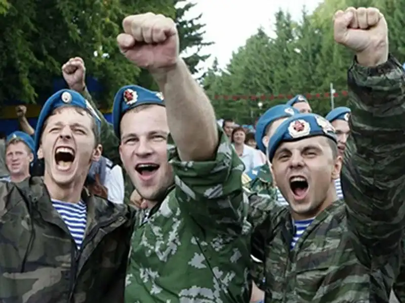 Солдат радуется. Десантники России. Военные радуются. Радостный военный.